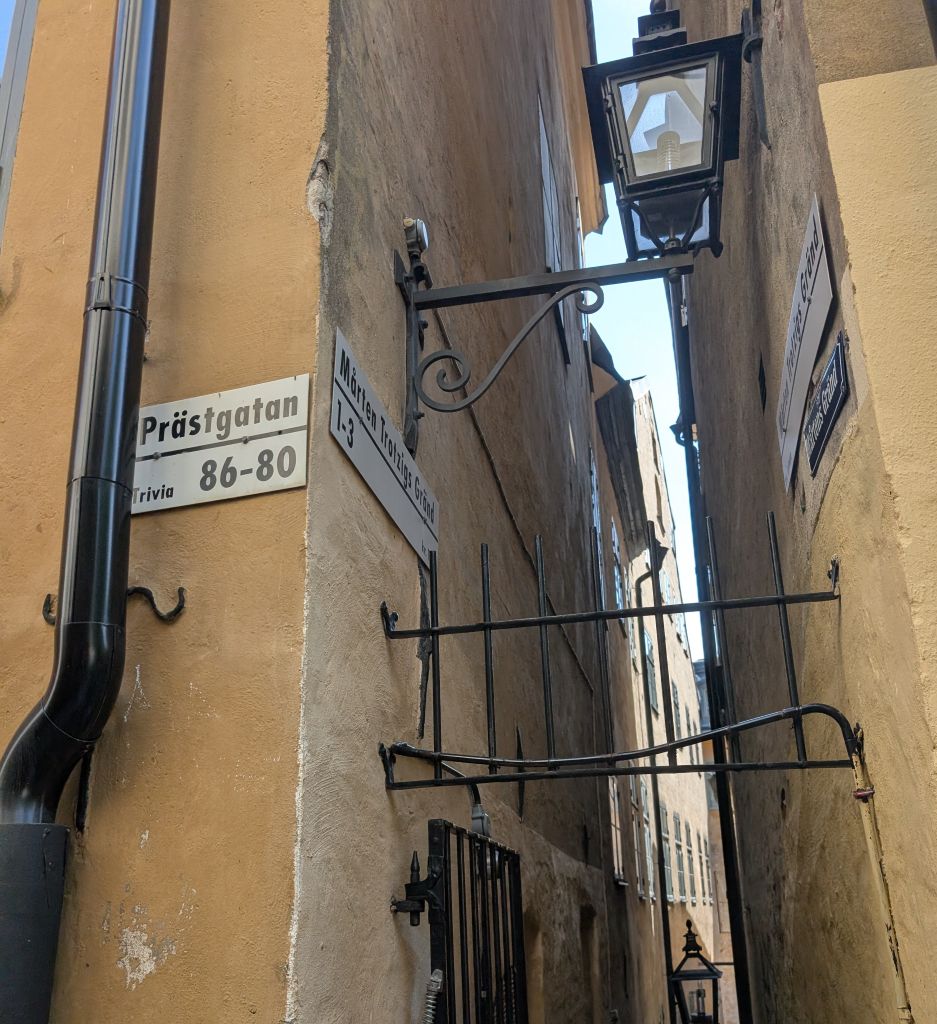 Blick durch die schmale Mårten Trotzigs gränd mit Kopfsteinpflaster und historischen Häusern in Gamla Stan.