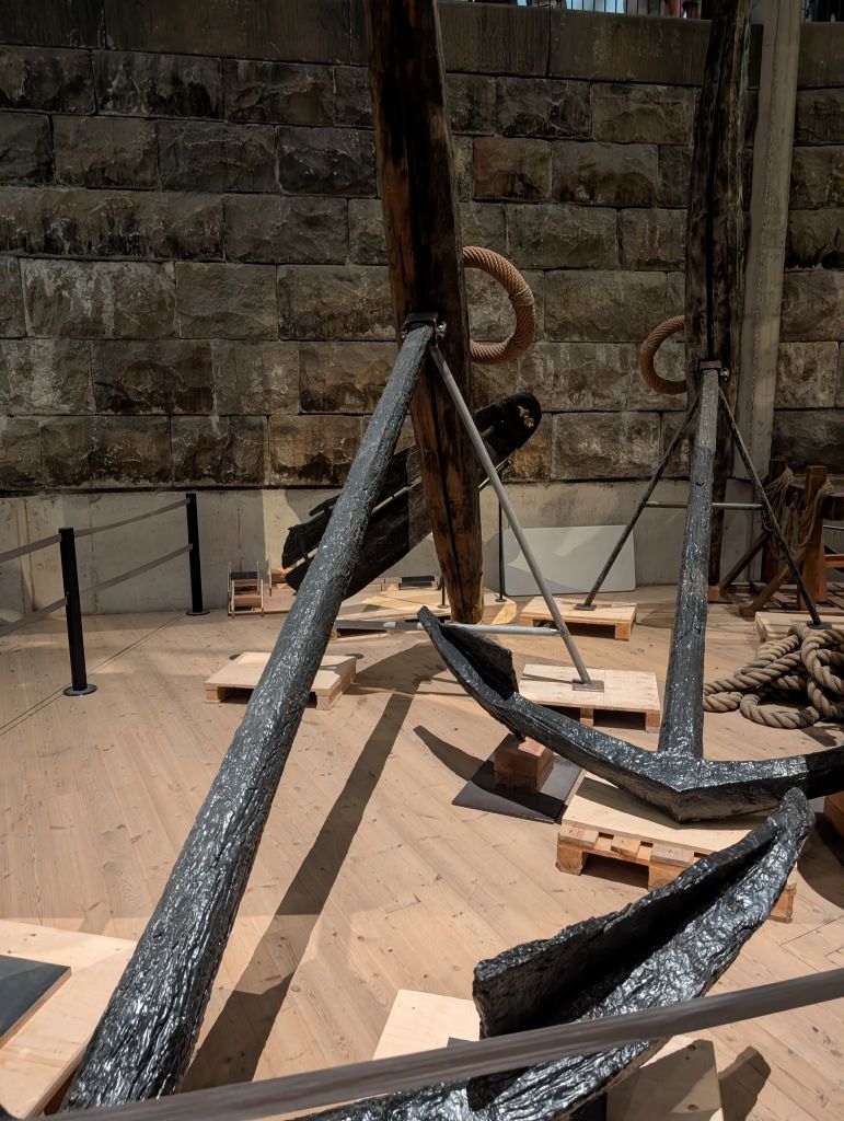 Große historische Anker der Vasa als Ausstellung im Vasa-Museum in Stockholm.