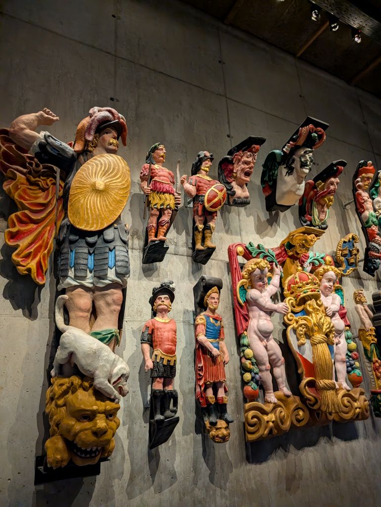 Farbenfrohe geschnitzte Holzfiguren und Verzierungen der Vasa im Museum.