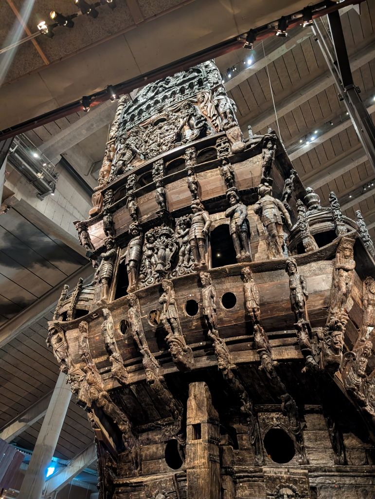 Reich verzierte Holzschnitzereien am Heck des historischen Kriegsschiffs Vasa.
