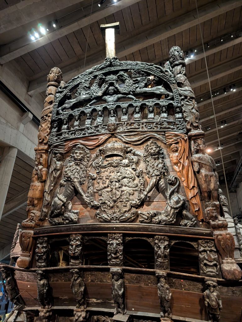 Detailaufnahme der kunstvoll geschnitzten Figuren und Wappen am Heck der Vasa.