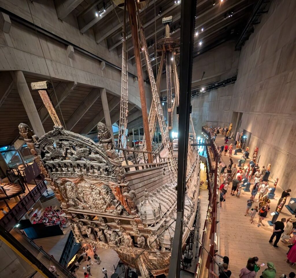 Blick von oben auf das reich verzierte Heck der Vasa und die Ausstellung im Vasa-Museum.