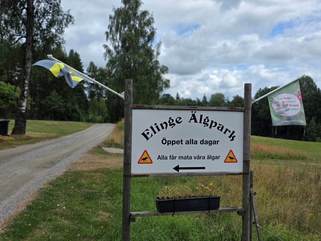 Schild am Eingang zum Elinge Älgpark in Hamneda
