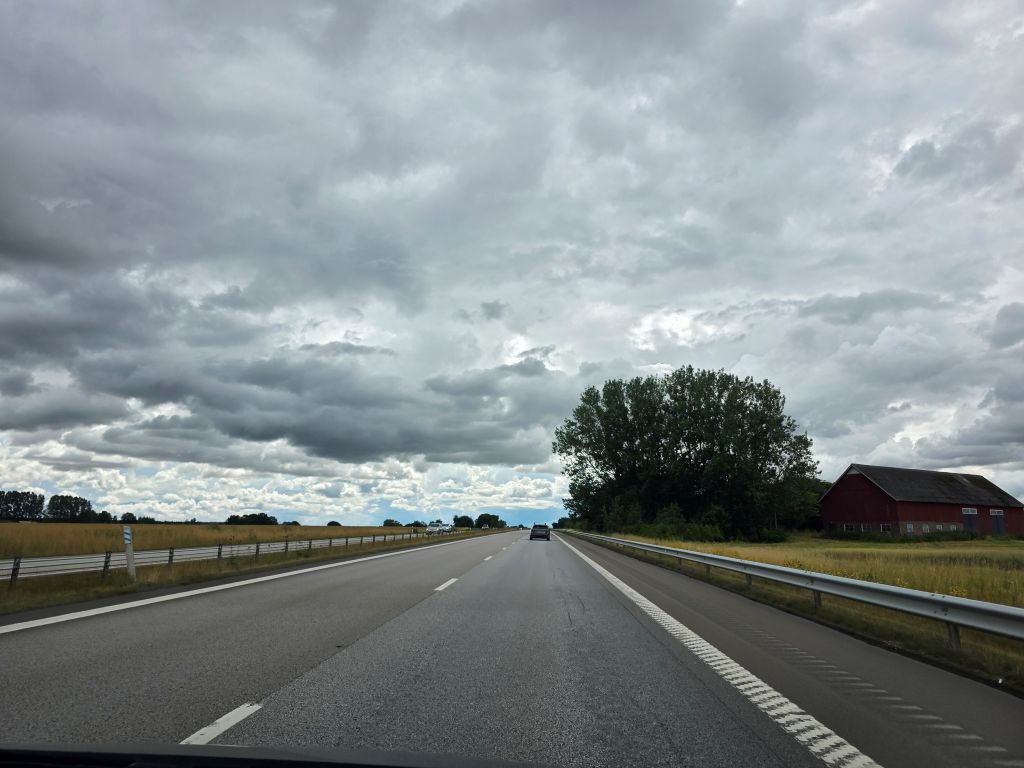 Autobahnfahrt durch Südschweden unter dunklen Regenwolken auf dem Weg nach Kopenhagen