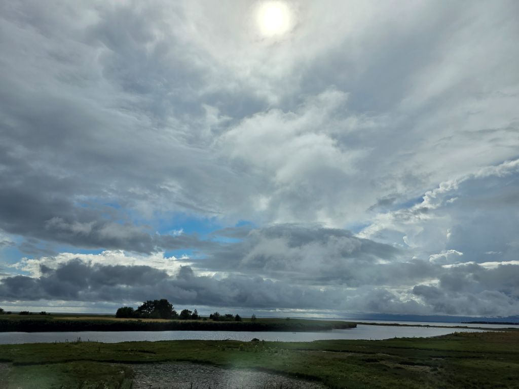 Schwedische Küstenlandschaft unter einem wolkenverhangenen Himmel auf dem Weg nach Dänemark