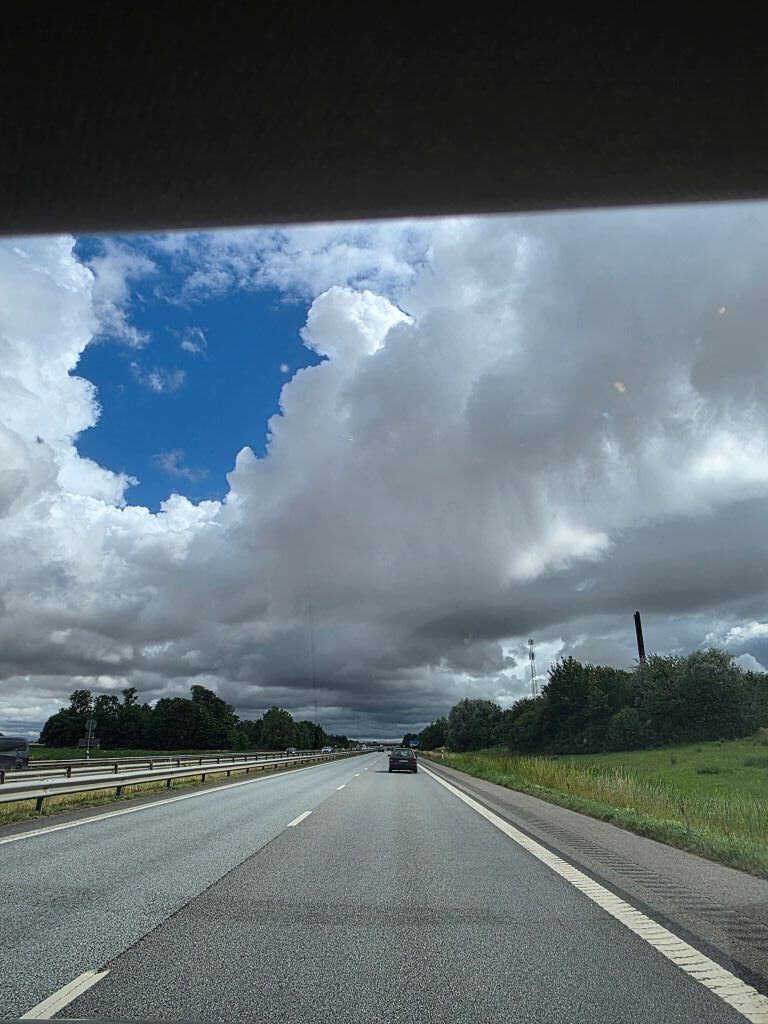 Dramatische Regenwolken und blauer Himmel während unserer Fahrt durch Schweden