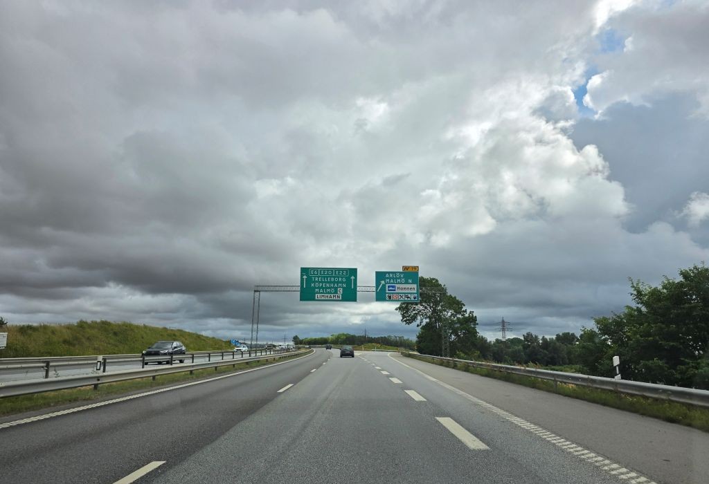 Autobahn Richtung Malmö und Kopenhagen bei wechselhaftem Wetter