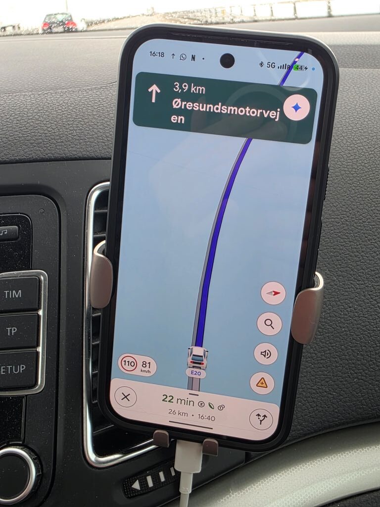 Navigation im Auto mit der Route über die Øresundsmotorvejen Richtung Kopenhagen