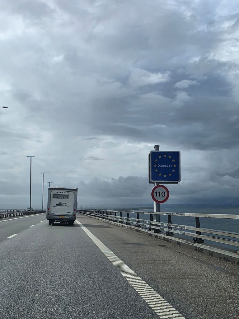 Grenzschild Dänemark auf der Öresundbrücke bei der Fahrt von Schweden nach Kopenhagen