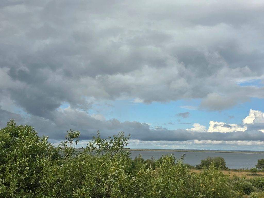 Blick über den Öresund bei wechselhaftem Himmel auf dem Weg nach Kopenhagen