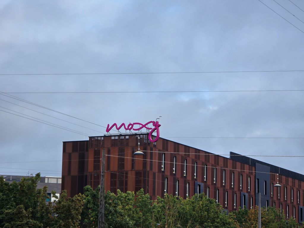 Moxy Copenhagen Sydhavnen unter grauem Regenhimmel am Abend unserer Ankunft
