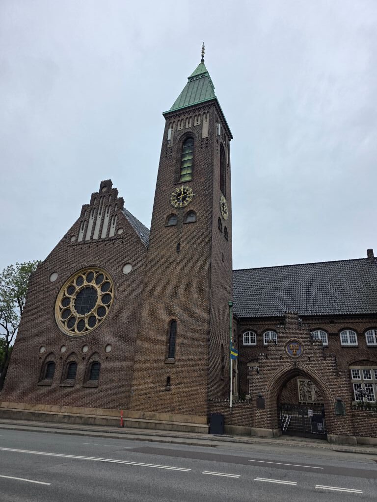 Backsteinkirche mit hohem Kirchturm bei unserem Spaziergang durch Kopenhagen