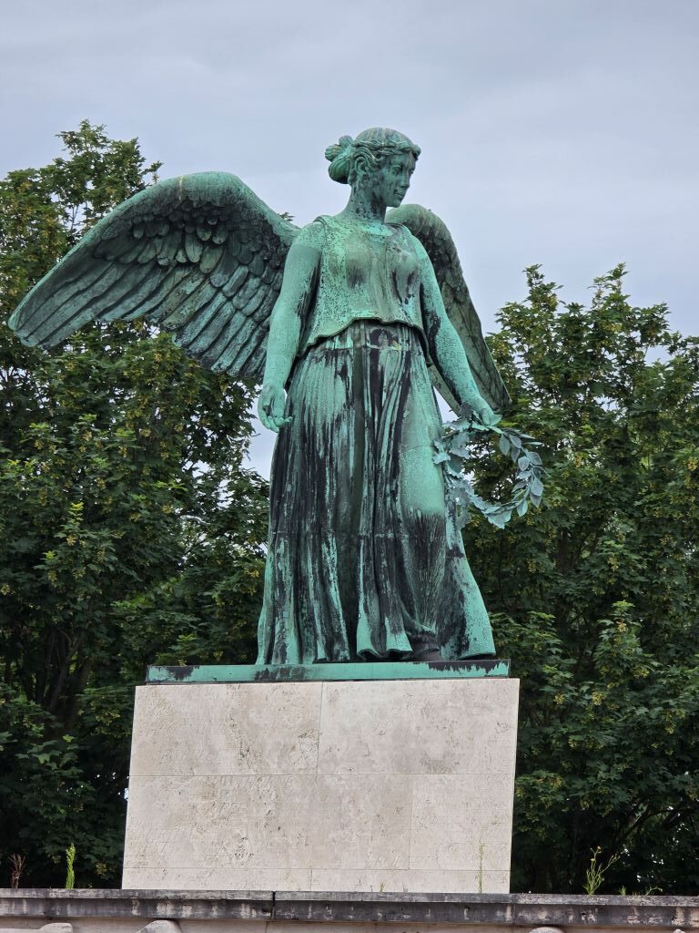 Denkmal mit geflügelter Frauenfigur in Kopenhagen