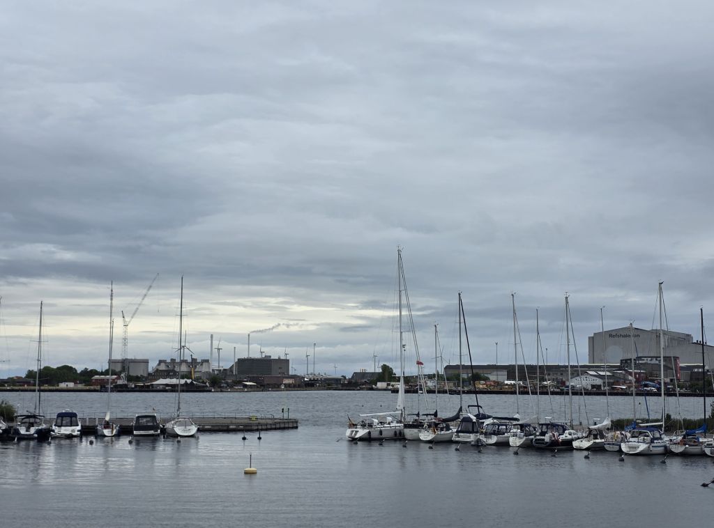 Segelboote im Hafen von Kopenhagen unter grauem, wolkenverhangenem Himmel