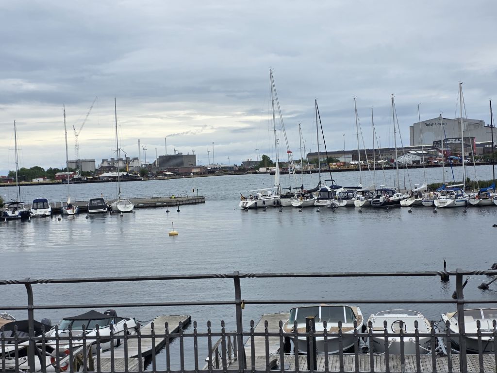 Blick über den Kopenhagener Hafen mit zahlreichen Segelbooten am Anleger