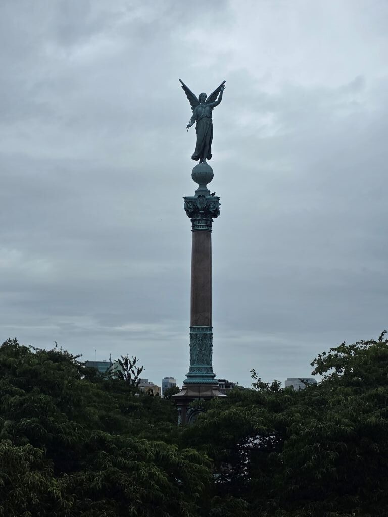Ivar-Huitfeldt-Denkmal mit geflügelter Figur auf einer hohen Säule in Kopenhagen