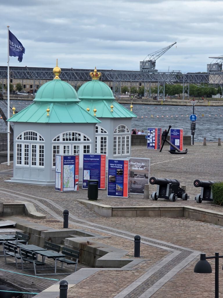 Kleine grüne Hafenanlage mit Kanonen am Wasser in Kopenhagen
