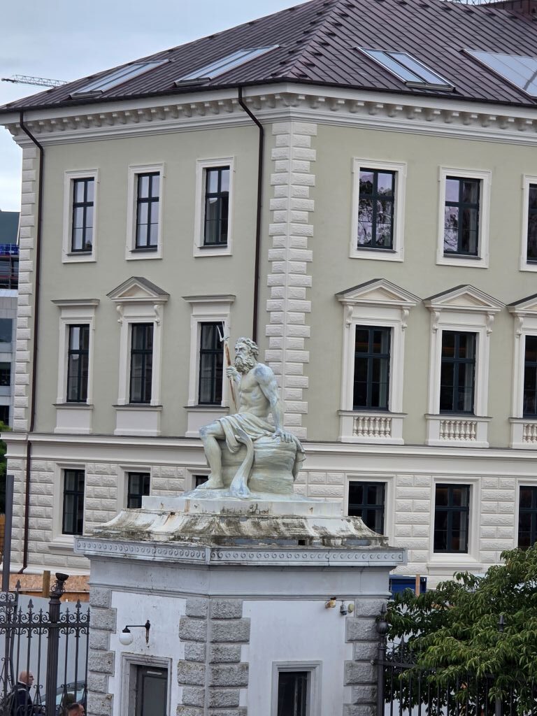 Historische Statue vor einem hellen Gebäude bei unserem Spaziergang durch Kopenhagen