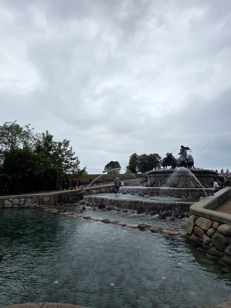 Gefion-Brunnen in Kopenhagen mit der großen Figurengruppe und den Wasserbecken