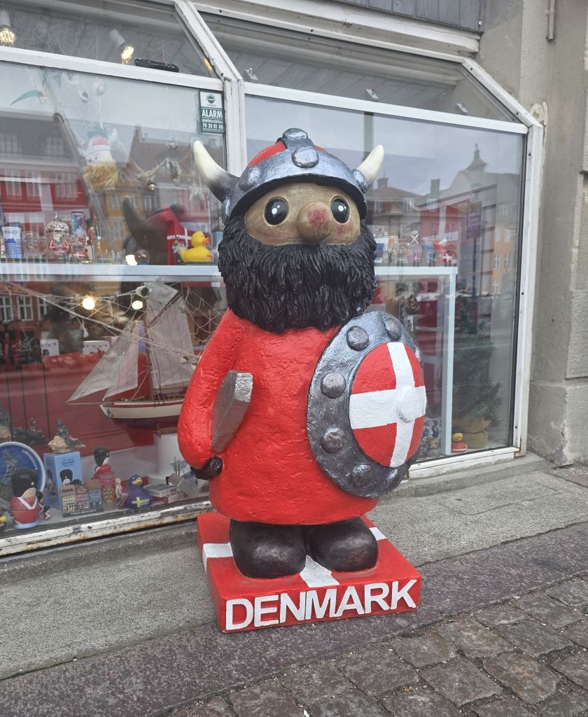 Lustige Wikinger-Souvenirfigur mit Dänemark-Schriftzug in Kopenhagen