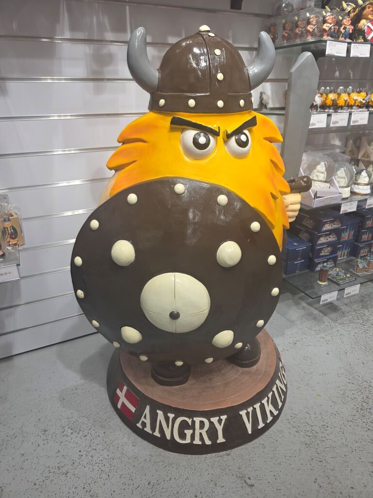 Wikingerfigur „Angry Viking“ vor einem Souvenirladen in Kopenhagen