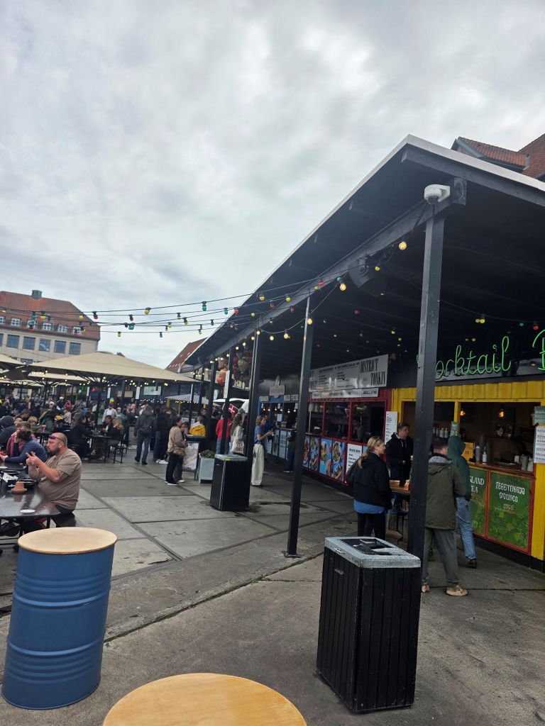 Broens Street Food mit verschiedenen Essensständen am Kopenhagener Hafen