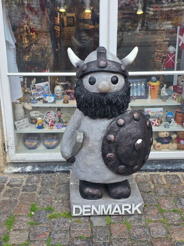 Lustige Wikinger-Souvenirfigur mit Dänemark-Schriftzug in Kopenhagen