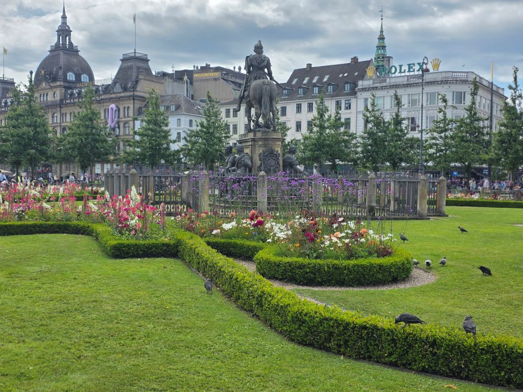 Kongens Nytorv mit Blumenbeeten und dem Reiterstandbild von Christian V. in Kopenhagen