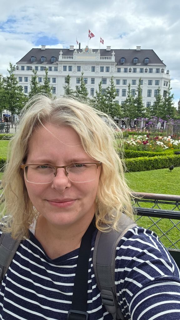 Erinnerungsfoto am Kongens Nytorv mit Blumenbeeten und historischen Gebäuden im Hintergrund