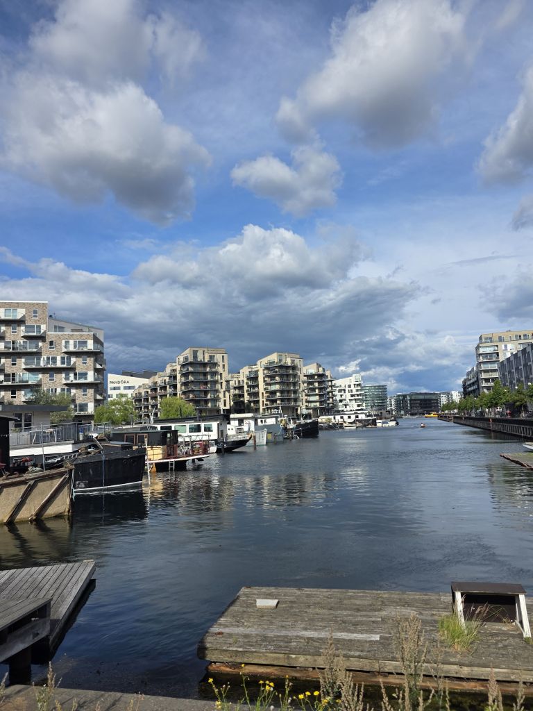 Hausboote und moderne Wohnhäuser am Wasser in Kopenhagen