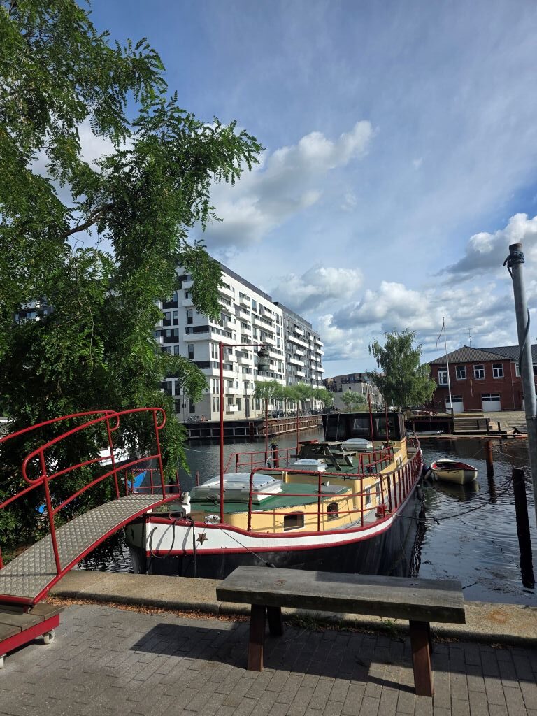 Hausboote und moderne Wohnhäuser am Wasser in Kopenhagen