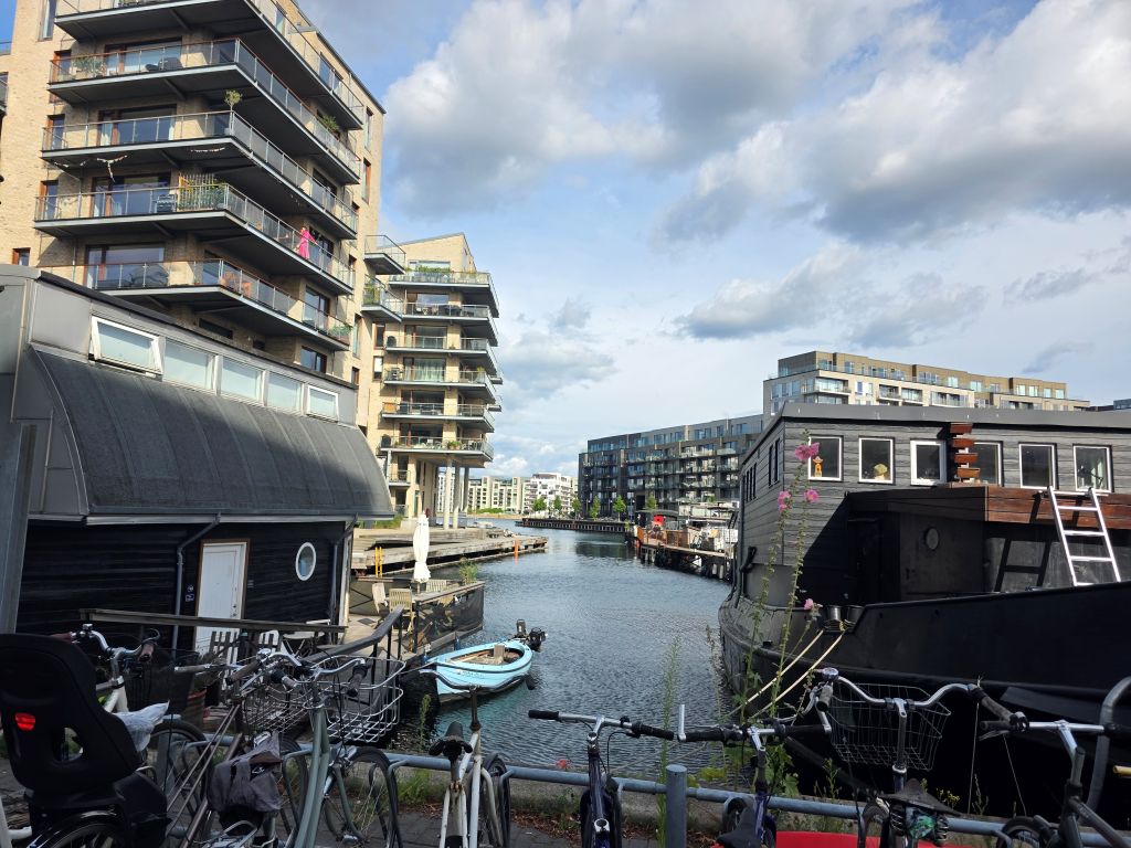 Spaziergang am Wasser auf dem Weg zum Fisketorvet in Kopenhagen