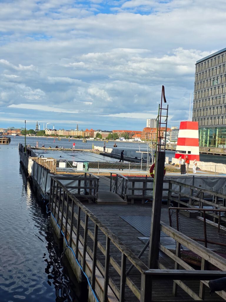 Havnebadet Fisketorvet mit Badeplattformen im Kopenhagener Hafen