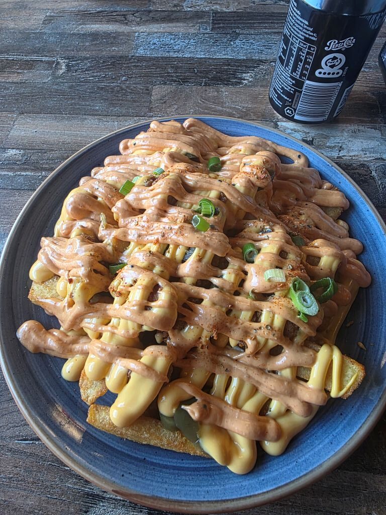 Pommes mit verschiedenen Soßen bei unserem Besuch im Fisketorvet in Kopenhagen