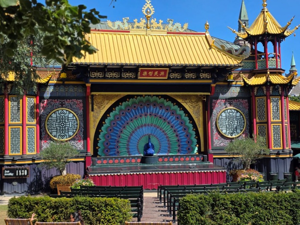 Farbenfrohes chinesisches Gebäude mit Pfauenbühne im Tivoli Kopenhagen.