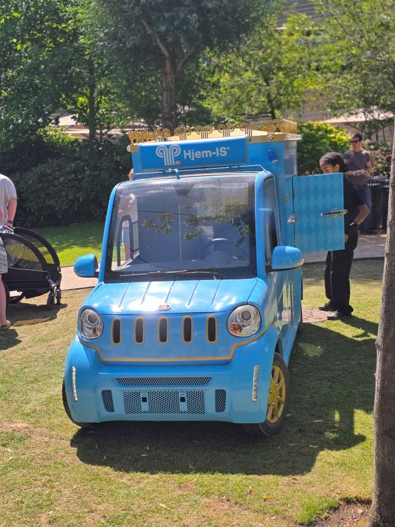 Blauer Hjem-IS-Eiswagen im Tivoli Kopenhagen.
