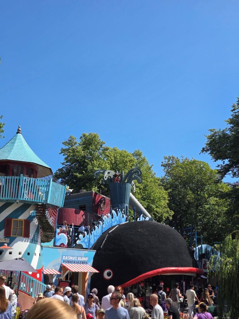 Bunte Attraktion mit großem schwarzem Wal im Tivoli Kopenhagen.