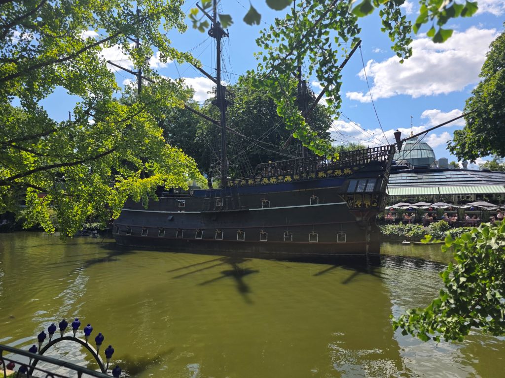 Historisches Piratenschiff auf einem See im Tivoli Kopenhagen.