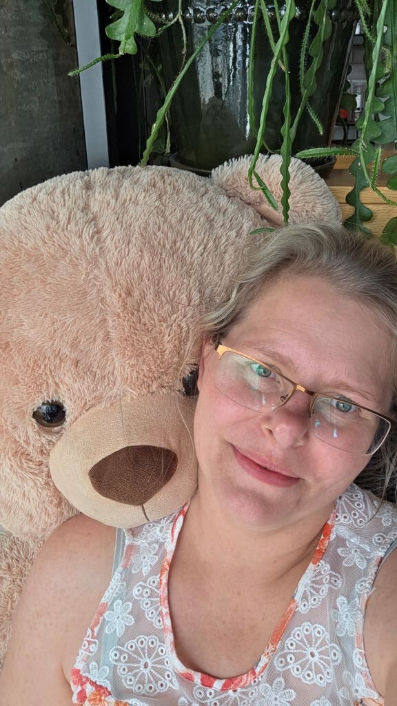 Erinnerungsfoto mit einem riesigen Plüsch-Teddybären im Hotel in Kopenhagen.
