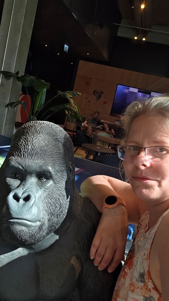 Lustiges Foto mit einer großen Gorillafigur im Hotel in Kopenhagen.
