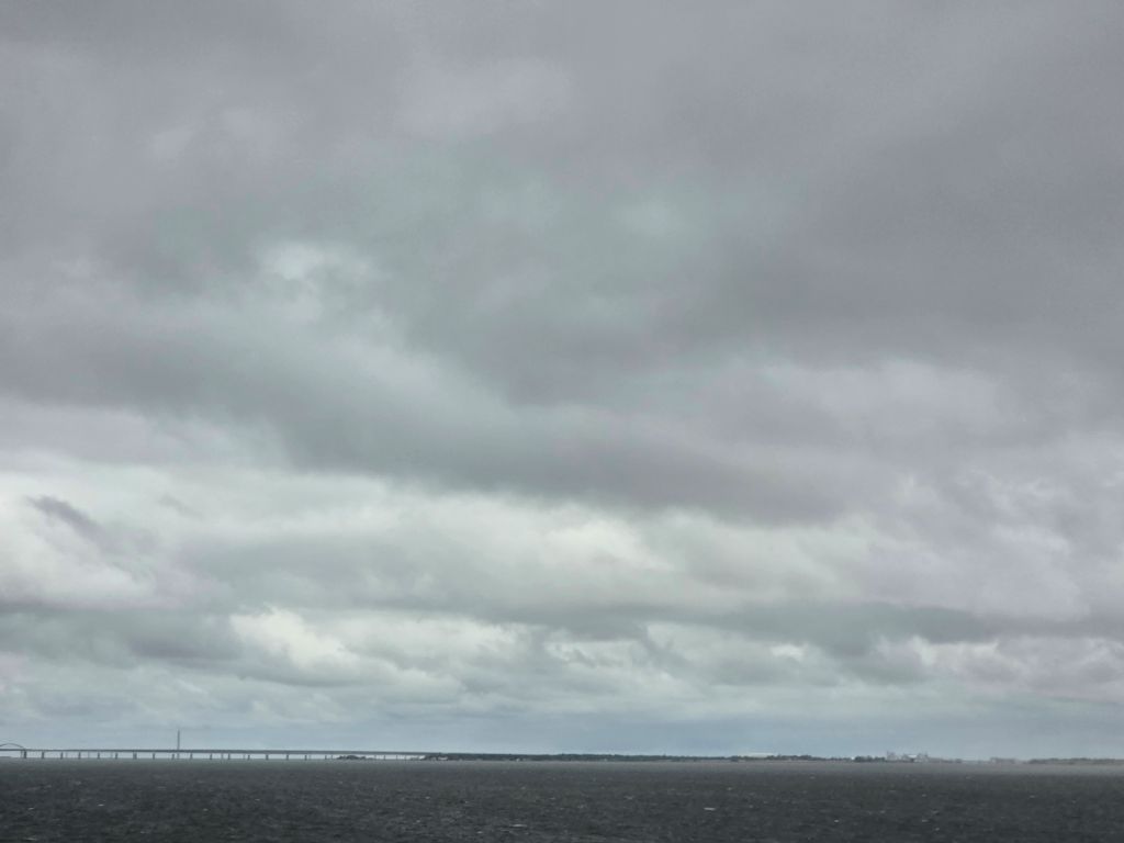 Dunkle Regenwolken über dem Meer auf dem Weg zur Fähre.