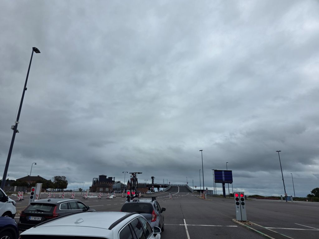 Warten mit dem Auto am Fährhafen in Gedser bei grauem Himmel.
