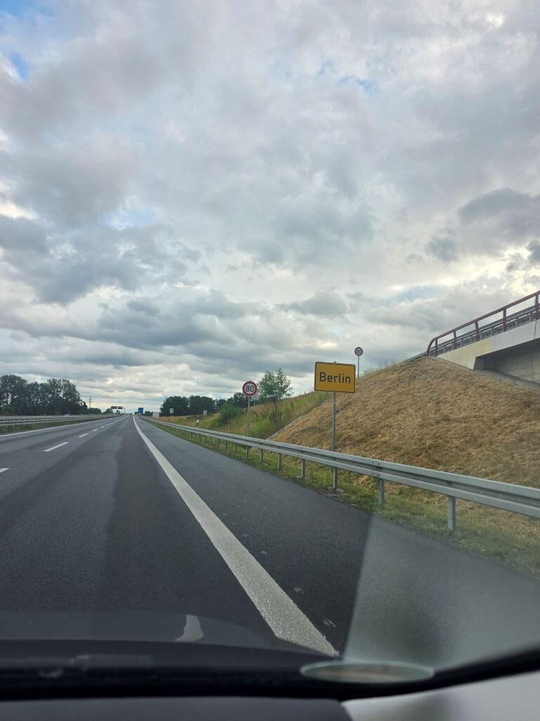 Zurück in Berlin – das Ortsschild auf der letzten Etappe unseres Skandinavien-Roadtrips.