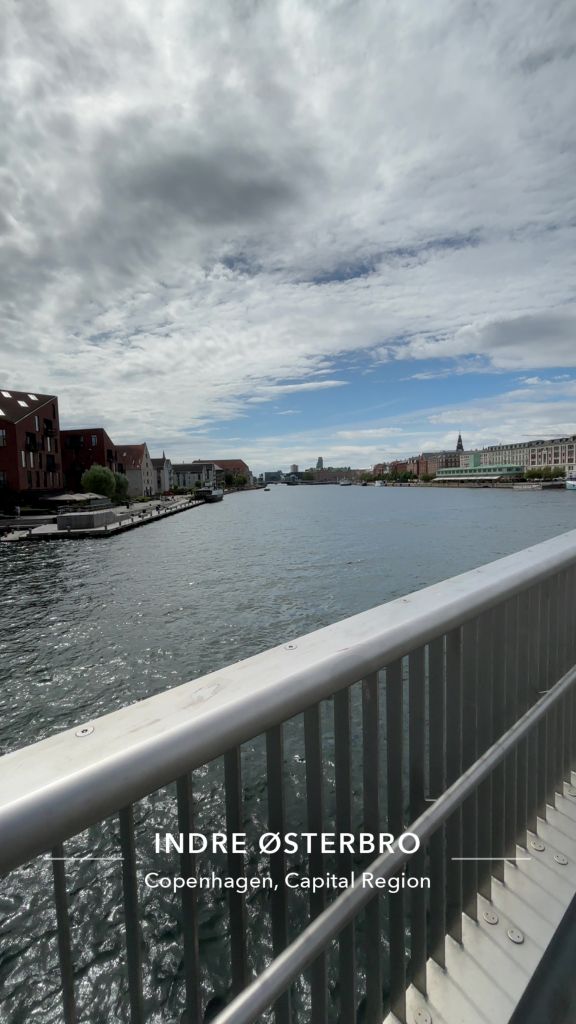 Blick über das Wasser in Kopenhagen bei aufklarendem Himmel und blauem Himmel zwischen den Wolken