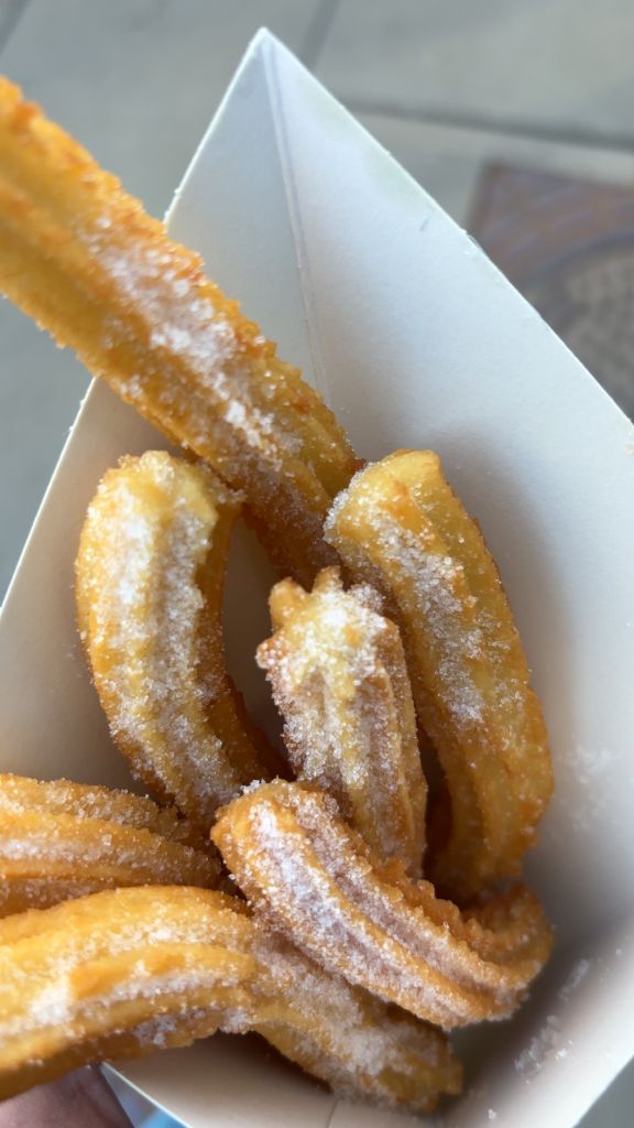 Frisch gebackene Churros mit Zucker als süßer Snack in Kopenhagen.