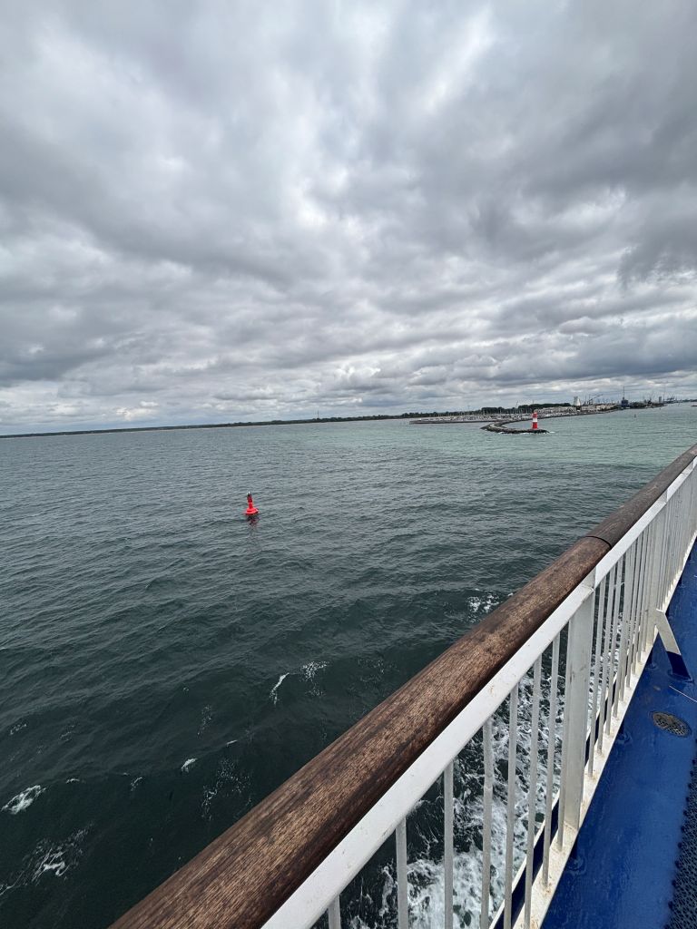 1. Blick von der Fähre auf die Ostsee bei grauem und wolkenverhangenem Himmel.