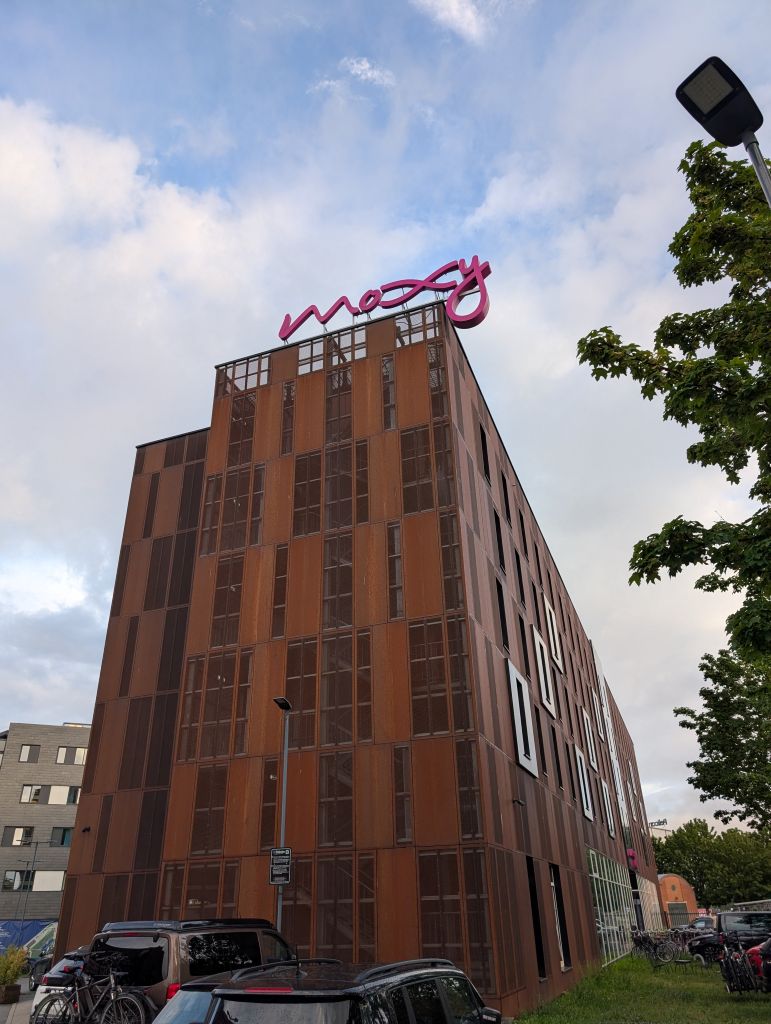 Moxy Copenhagen Sydhavnen unter grauem Regenhimmel am Abend unserer Ankunft