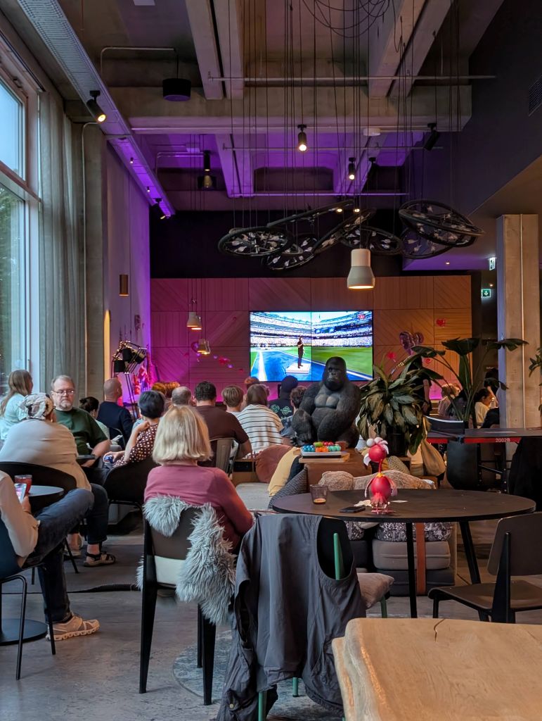 Gäste beim Fußballschauen in der gemütlichen Lobby des Moxy Copenhagen Sydhavnen