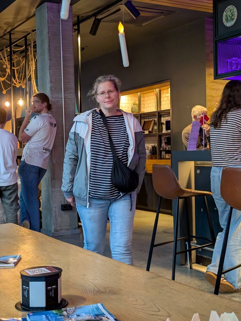 Im Restaurant- und Lobbybereich des Moxy Copenhagen Sydhavnen am ersten Abend in Kopenhagen