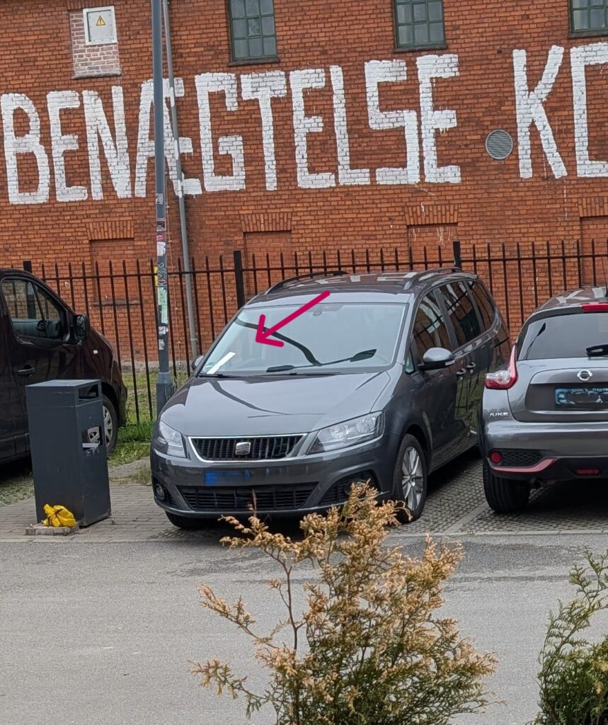 Unser Auto auf dem Hotelparkplatz in Kopenhagen mit dem unerwarteten Strafzettel an der Windschutzscheibe